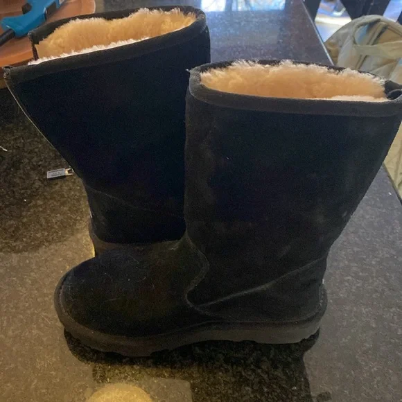 Size 2 Black UGG boots with zipper back in very good condition - Picture 5 of 6